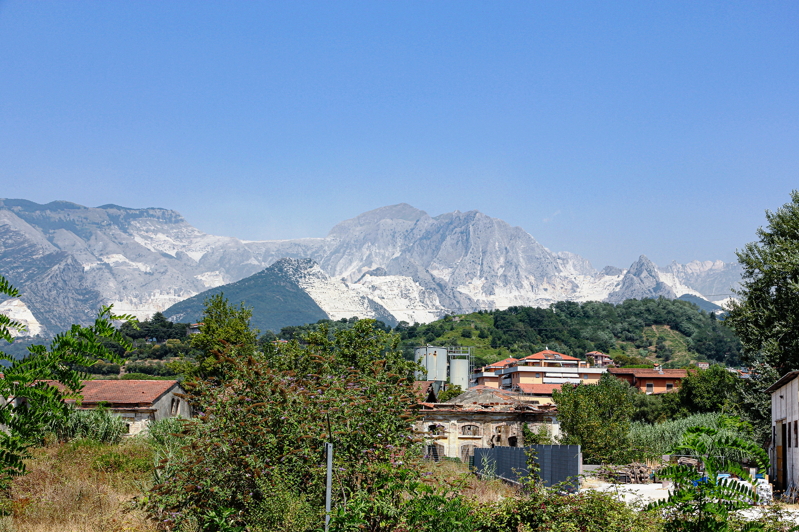 Über den Dächern der letzten Orte stehen die weißen Berge